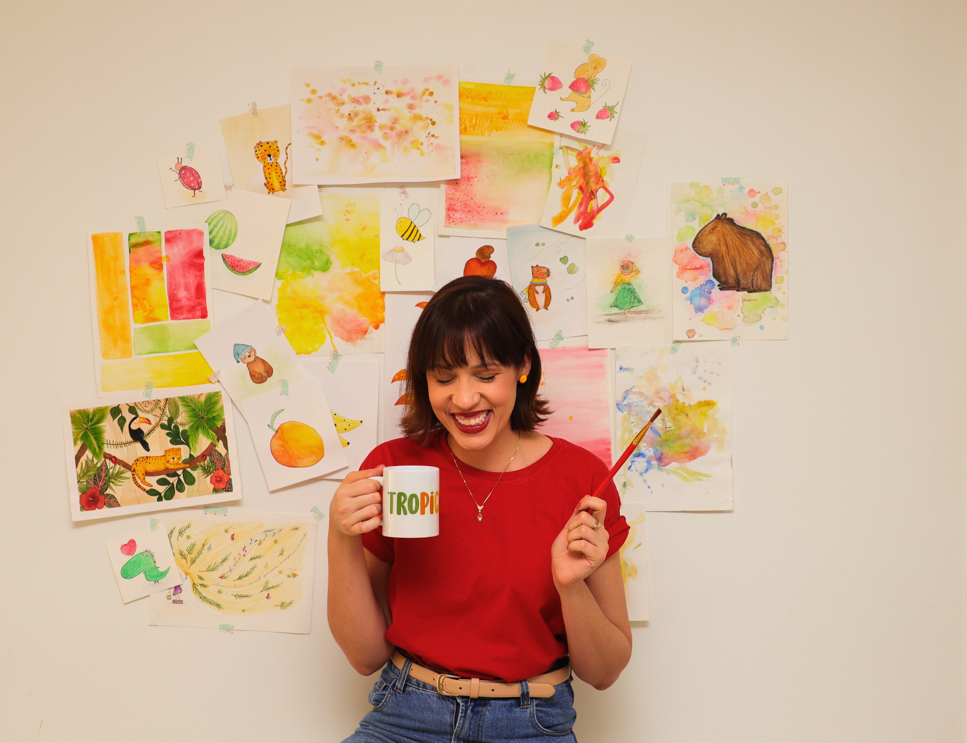 Juliana Costa, fundadora da Tropicalinho, em seu ateliê de criação das estampas em aquarela